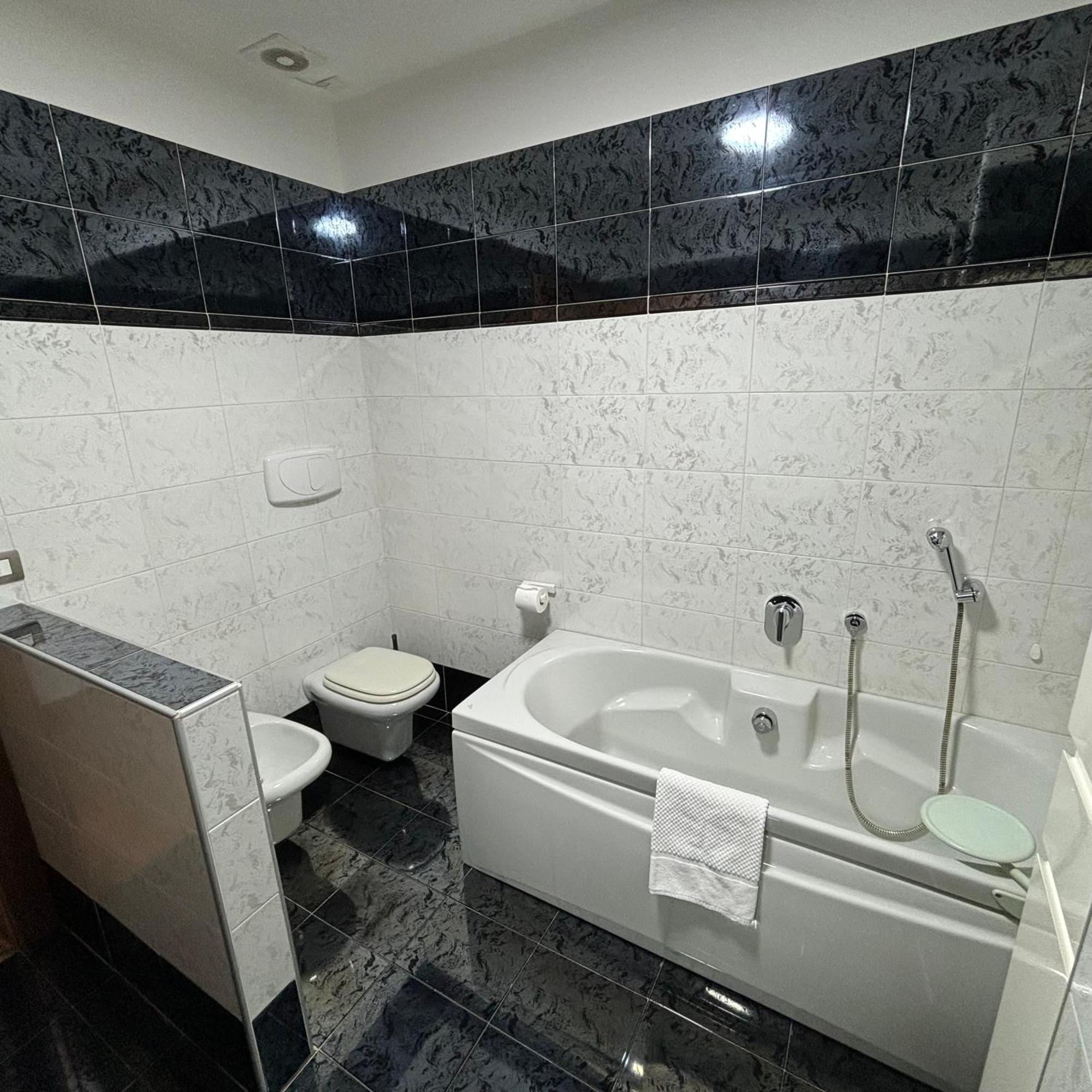 Room & Parking In Centro Citta Con Parcheggio Privato E Wifi Potenza Ngoại thất bức ảnh