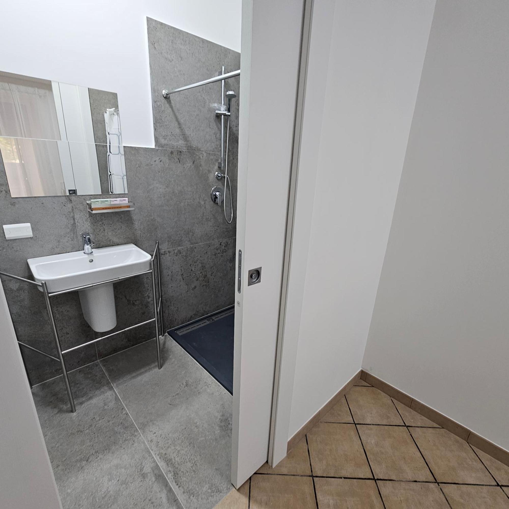 Room & Parking In Centro Citta Con Parcheggio Privato E Wifi Potenza Ngoại thất bức ảnh