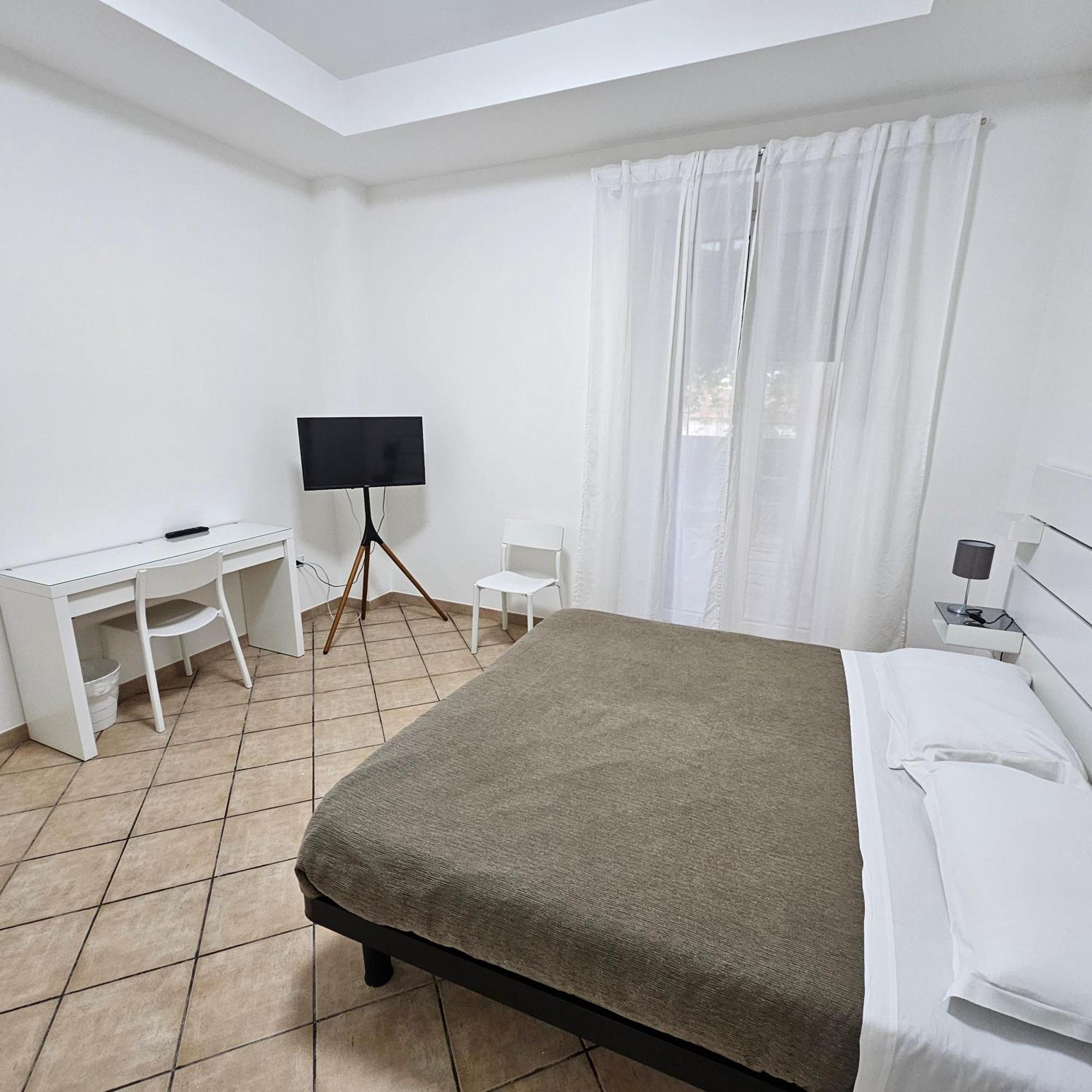 Room & Parking In Centro Citta Con Parcheggio Privato E Wifi Potenza Ngoại thất bức ảnh