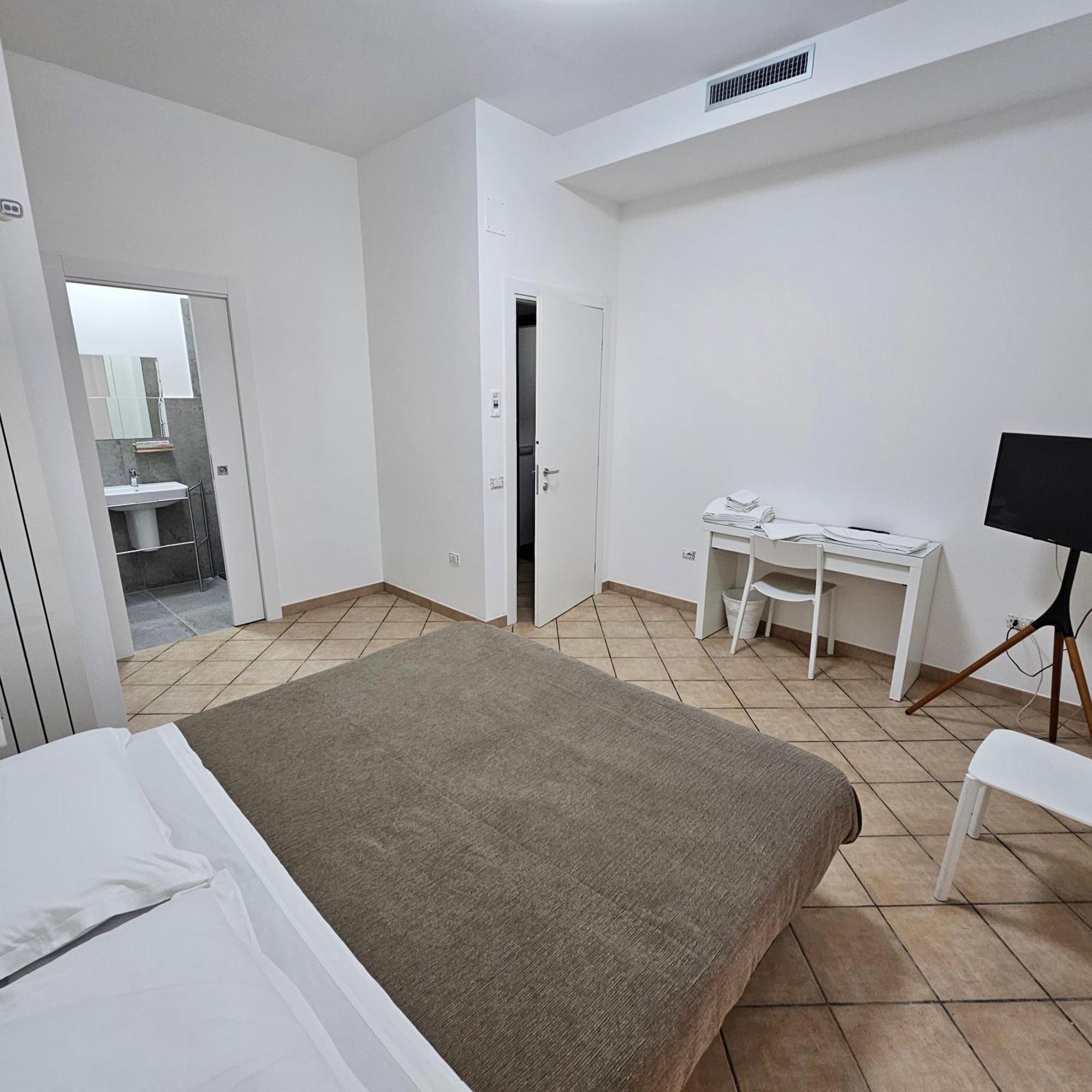 Room & Parking In Centro Citta Con Parcheggio Privato E Wifi Potenza Ngoại thất bức ảnh